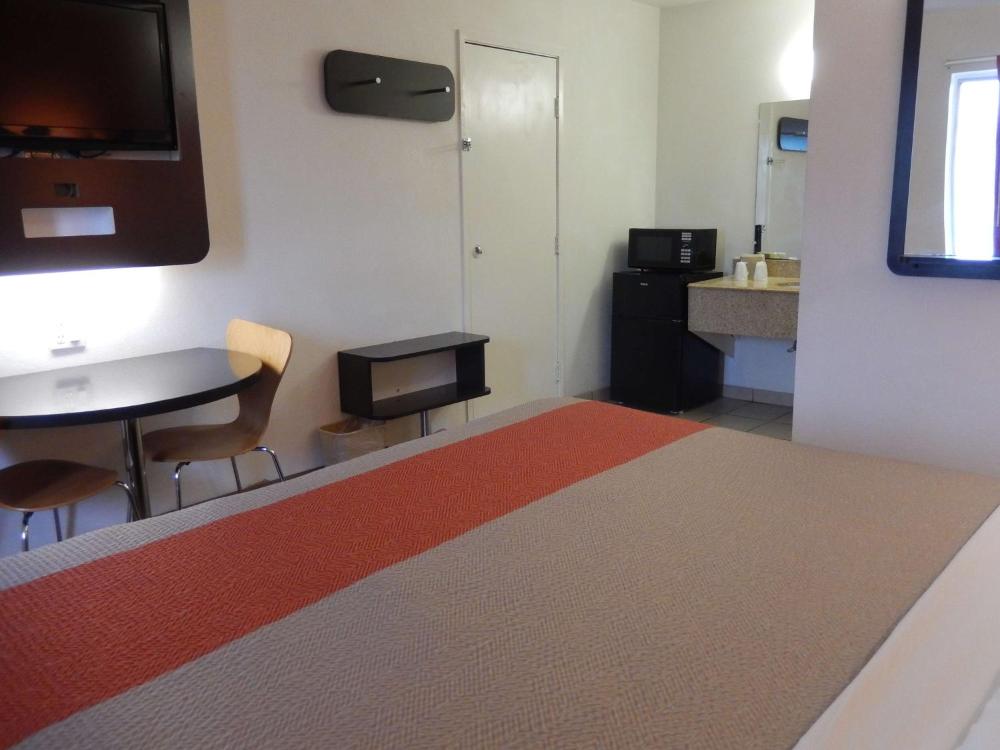 Deluxe King Room - Smoking interior